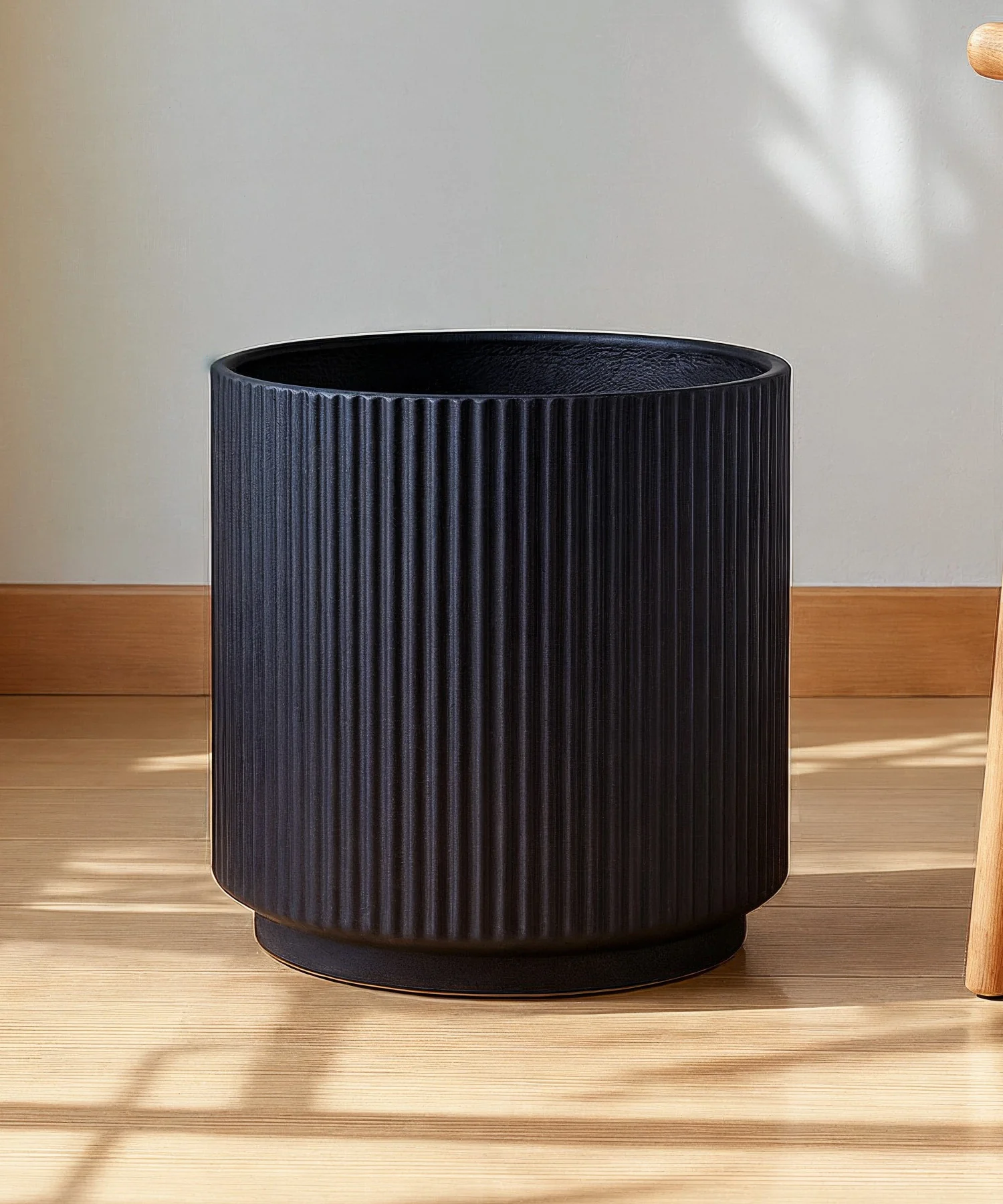 Manhattan Bloom Fiberglass Planter - Image 12