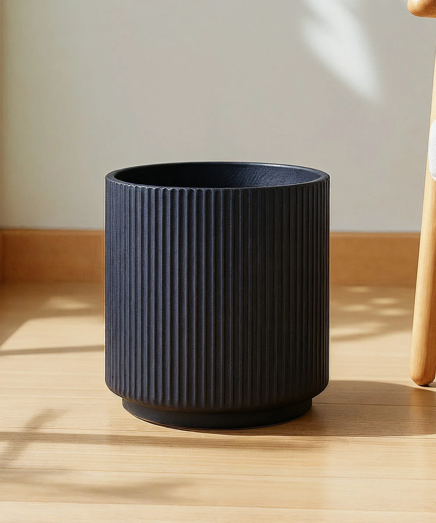 Manhattan Bloom Fiberglass Planter - Image 2