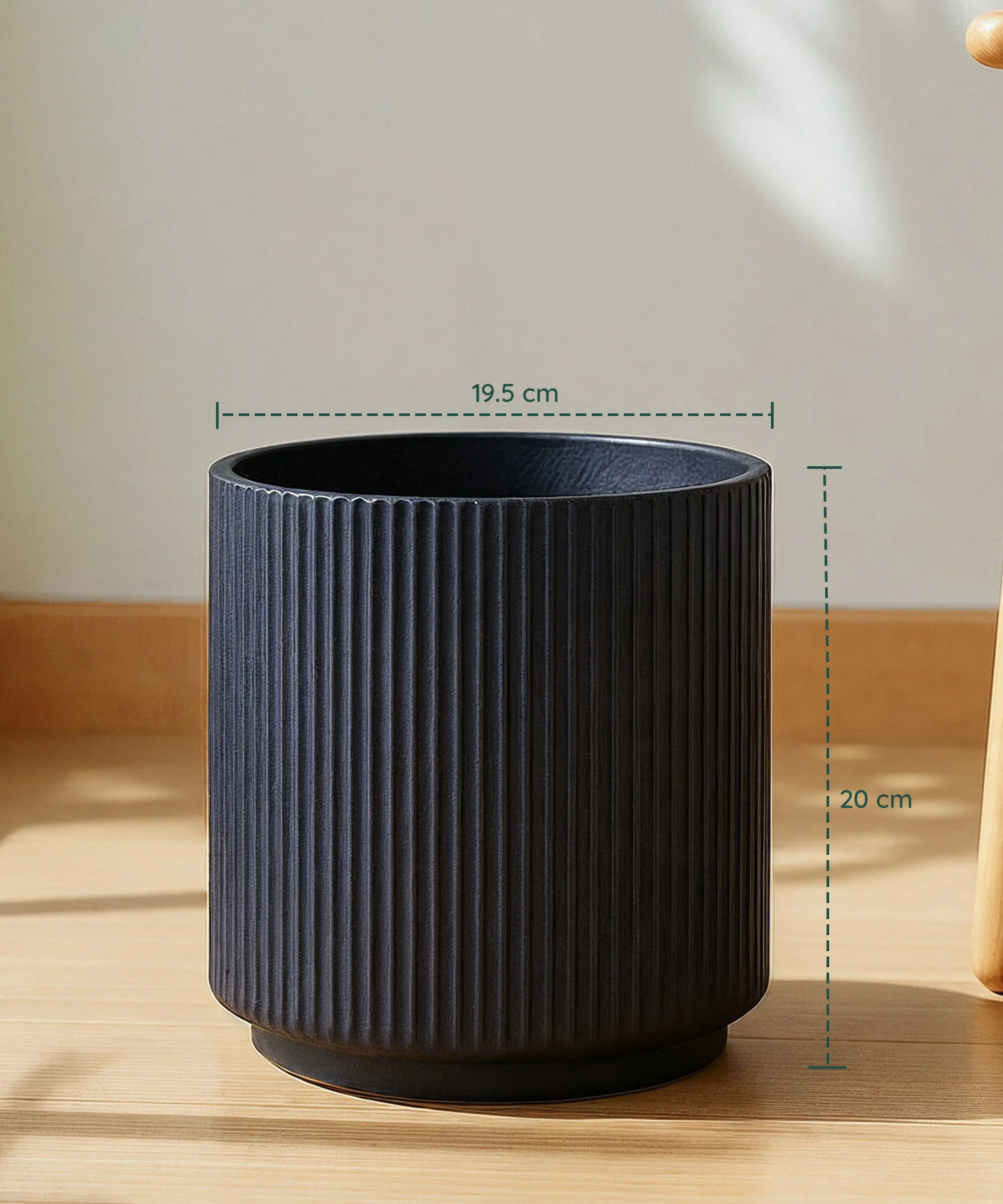 Manhattan Bloom Fiberglass Planter - Image 5